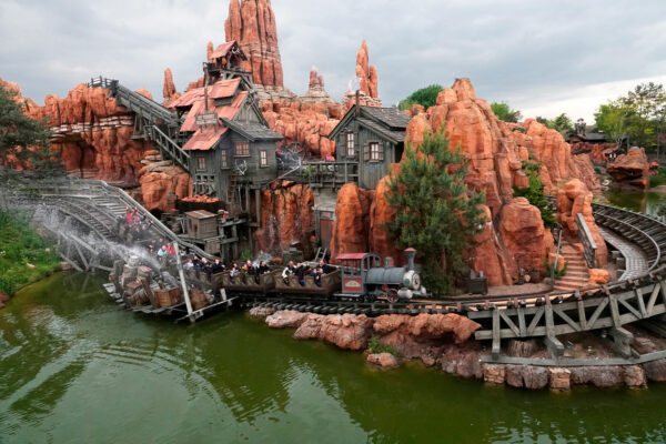 Disneyland Paris attraction train mine