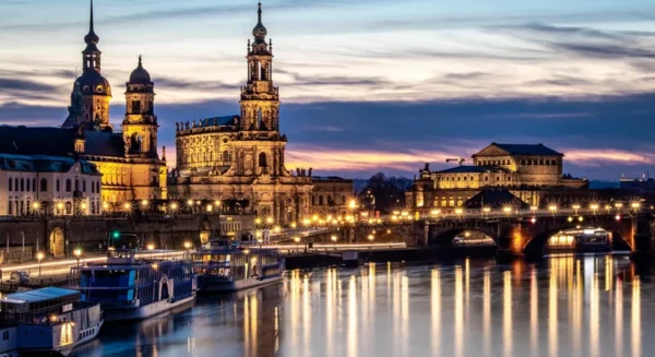 Dresde Allemagne vieille ville vue nocturne depuis le fleuve
