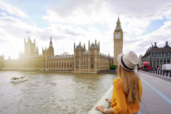 Londres Angleterre tour de Big Ben et palais de Westminster, touriste en premier plan
