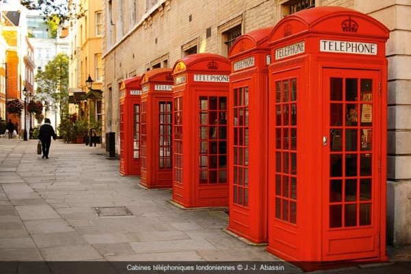 Londres Angleterre cabines téléphoniques traditionnelles de couleur rouge