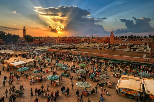 Marrakech place du marché au crépuscule