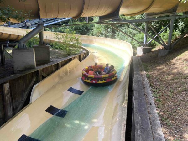 Parc Astérix attraction barges rivière