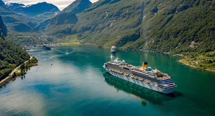 Bateau de croisière rentrant au port dans un fjord norvégien