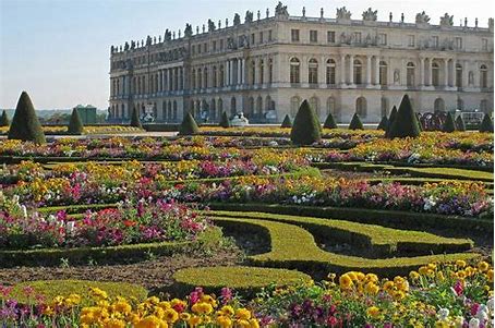 Vue jardins et façade château de Versailles
