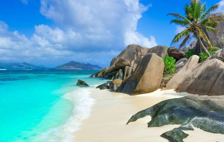 Plage tropicale avec rochers premier plan